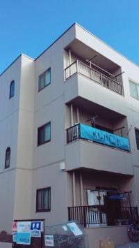 こちらの建物の２F角の部屋がお教室です。