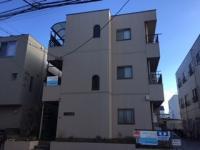 建物左側が入り口で階段を上がってすぐのお部屋になります。