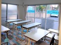 テーブルに１人、間隔をあけて学習中<br />
幼児・低学年がメインのお部屋です。