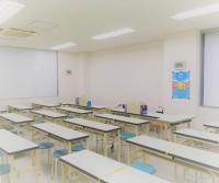 教室は明るく広々。コロナ対策で長机は一人がけ、位置は交互に座るようにしてます。