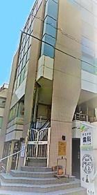 本八幡駅南口から徒歩2分ほど、ビル5階にあります。