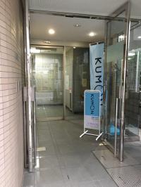 立て看板が目印。エレベーターがあるのでベビーカーも安心です。