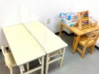 お子さま用の机と椅子。<br />