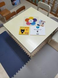 小さなおこさまの目線に合わせた低い机・イス。<br />
お母さまと一緒に安心して座れます