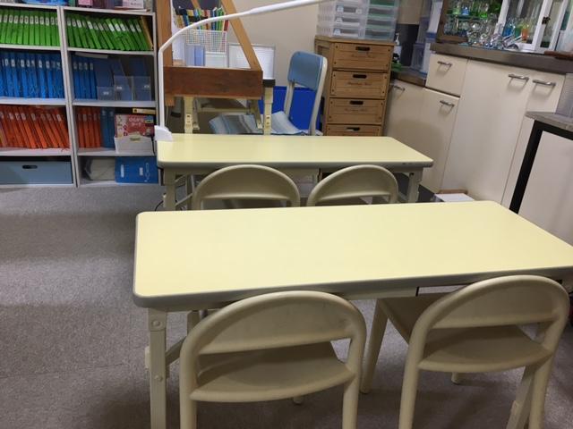 ２～３歳用・４～５歳用の椅子と机があり、小さなお子様でも安心して学習出来ます♪