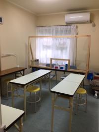 コロナ対策にも力をいれています。飛沫防止板の設置。机・椅子等使用毎の除菌作業。