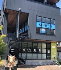 教室の外観になります。１Fはコインランドリーになっており、牛がいます。