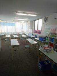 教室内は広いスペースとなっており、机１本に１人座る形で学習しています♪