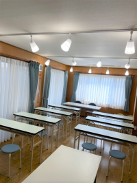 窓も大きく、明るい教室です。ひとり１つの机で落ち着いて学習できます。