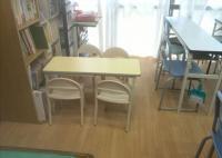 小さいお子様が学習できる専用机とイスも用意しております。