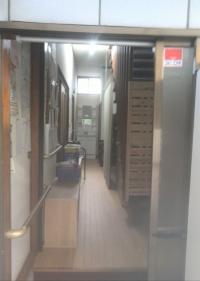 引き戸を引いてお入りください。