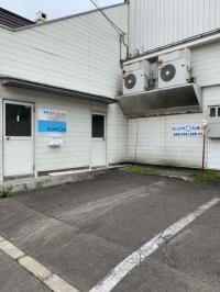 共栄通沿いにあります。専用駐車スペースもございます。