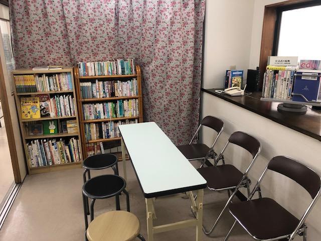 生徒さん・お母様の待合室。読書コーナーを兼ねています。