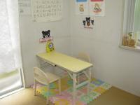 背もたれ付幼児イス床にマットを敷き安全面に配慮しております。