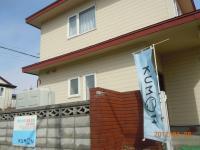 ローソンから南へ徒歩２分　十字路の赤い屋根の２階建て