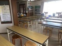 教室は明るく、手元が見えるよう机を配置、学習状態を把握します
