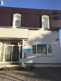 教室はしるべっと・図書館の斜め向かいにあります。