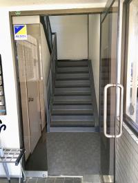 階段を上がって２階にある教室です。改装され綺麗になりました！