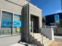 くもんの看板とウインドウステッカーが目印です。