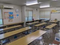 広く明るい教室では、座席の間隔をあけて集中できる環境を整えています。