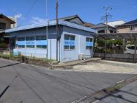 駐車場完備、奥には駐輪場もあります。