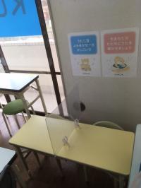 ひとり座りできるお子さまには、幼児専用の足の着く席をご用意しております。