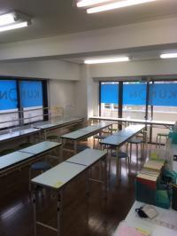 窓が多く、明るく風通しの良い教室です。baby Kumonの時間は広々使います。