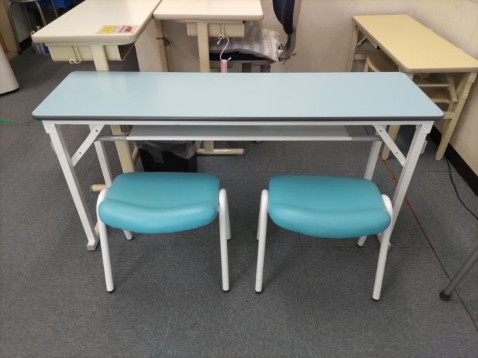 低学年用の机と椅子を設置しています。