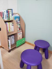 お迎えを待つ時間にくもん図書を読むことができます♪