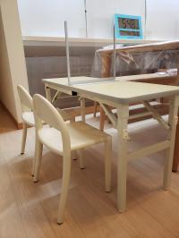 幼児さん用のテーブルとイスです。グラグラせず安定して学習を行えます。