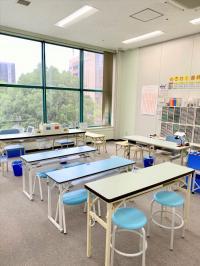 窓も大きく日当たりもよく、開放的な空間の中で学習に集中できる新設教室です。