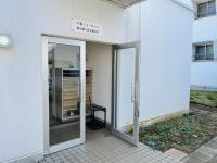 入口はこちらです。靴は脱いで頂くお部屋です。一時駐車場がございます。