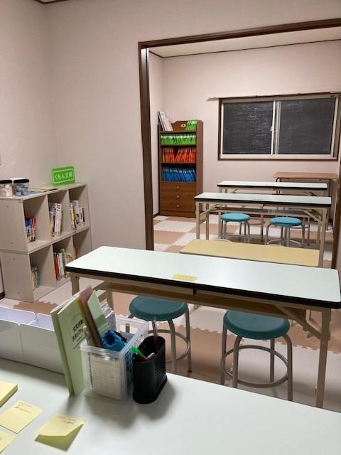 白を基調とした明るい教室です。