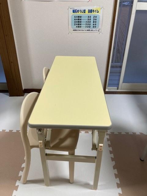 幼児さん専用の机と椅子もご準備しております。