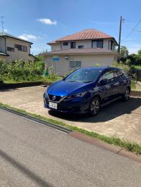 教室入り口は青の車が目印