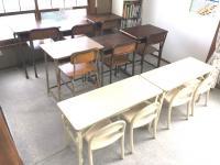 お子さんの身長に合わせた机があり、幼児さんも安心です。席は間隔をとっています。