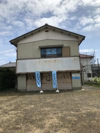 建物の2階が教室です。窓から見えるKUMONのマークが目印です。