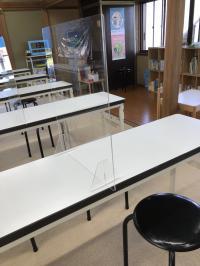 机それぞれにはアクリル板を設置し、感染症対策しております。