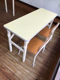 幼児さん用の机とイスをご用意しています