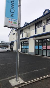 大きなお車でも正面に駐車できます。ベビーカーのまま、中へどうぞ。