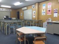 乳幼児の生徒さん用の机と椅子をご用意しています。