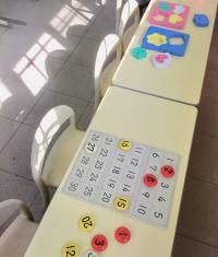 幼児さんは専用の机で学習します。<br />
