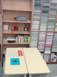 小さなお子様専用の机とイスをご用意しています。