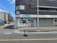 国道51号線沿いのこげ茶の建物です。