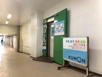 セザール検見川浜の、１階の中通路に入り口があります。