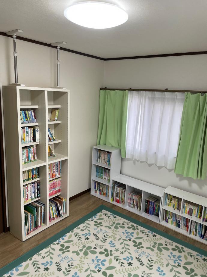 読書の部屋には本もたくさん。本好きな生徒を育てたいと考えています。