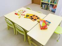 小さなお子さま専用の机といすをご用意しております。
