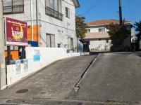 カマルさんの看板の横の道を進みます。オレンジの屋根が目印です。