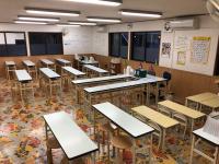 教室全体の雰囲気です。とても広くて明るい教室です。