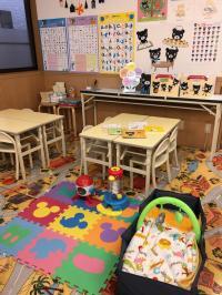 小さなお子さんが楽しく遊べるスペースや赤ちゃんがお休みできるベッドがあります。